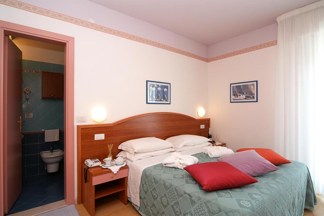 Hotel Lungomare Cesenatico Szoba fotó